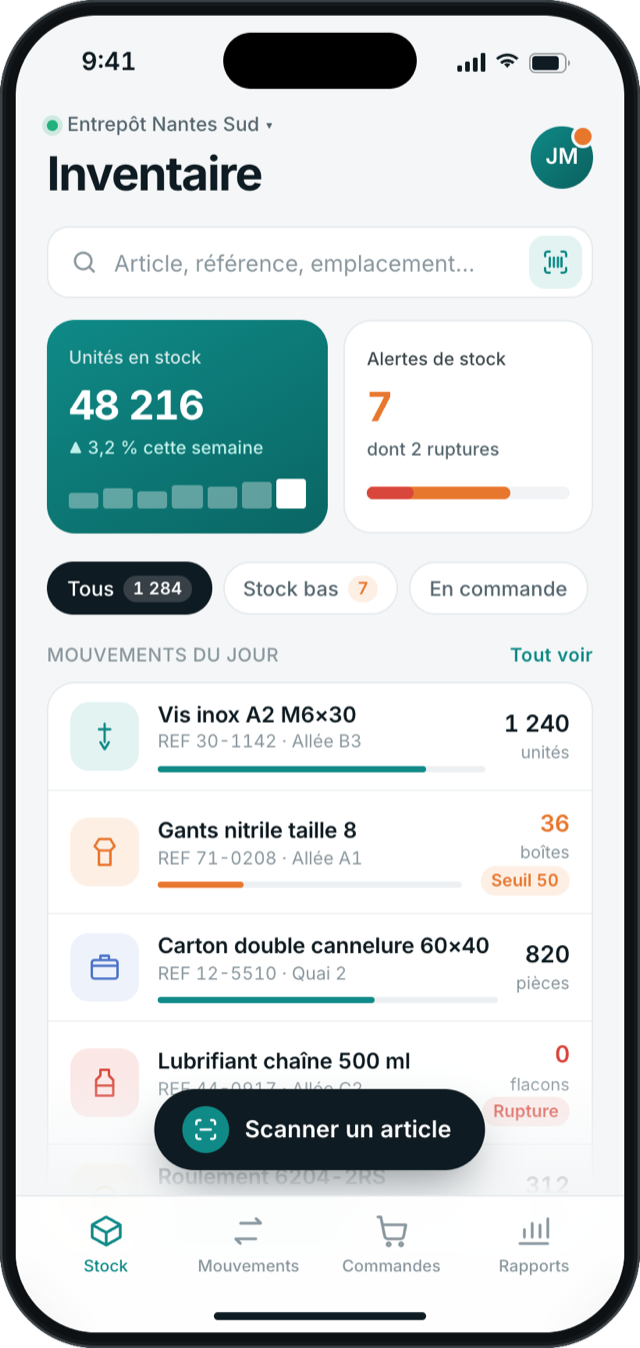 Application mobile de gestion de stock, en thème clair : unités en stock, alertes, recherche par scan et mouvements du jour.